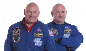 Astronaut Scott Kelly (links) en zijn tweelingbroer Mark, de huismus. Beeld: NASA.