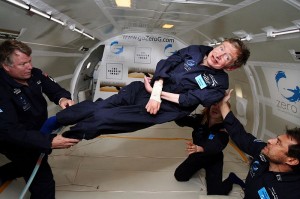 Hawking ervaart 'zero gravity' tijdens een paraboolvlucht in 2007. Bron: Nasa