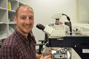 Andrew Sorensen bestudeert de mineraalsporen in zijn lab
