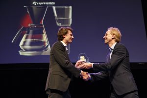 In 2017 won Drian van der Woude de essayprijs. Hij schreef over de kracht van de twijfel.