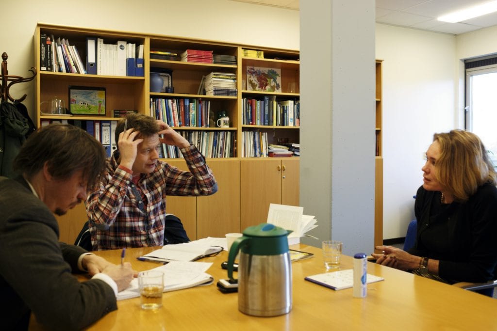 Iris Sommer in gesprek met Jim Jansen (midden) en Jochem Jongma. Foto: Bob Bronshoff