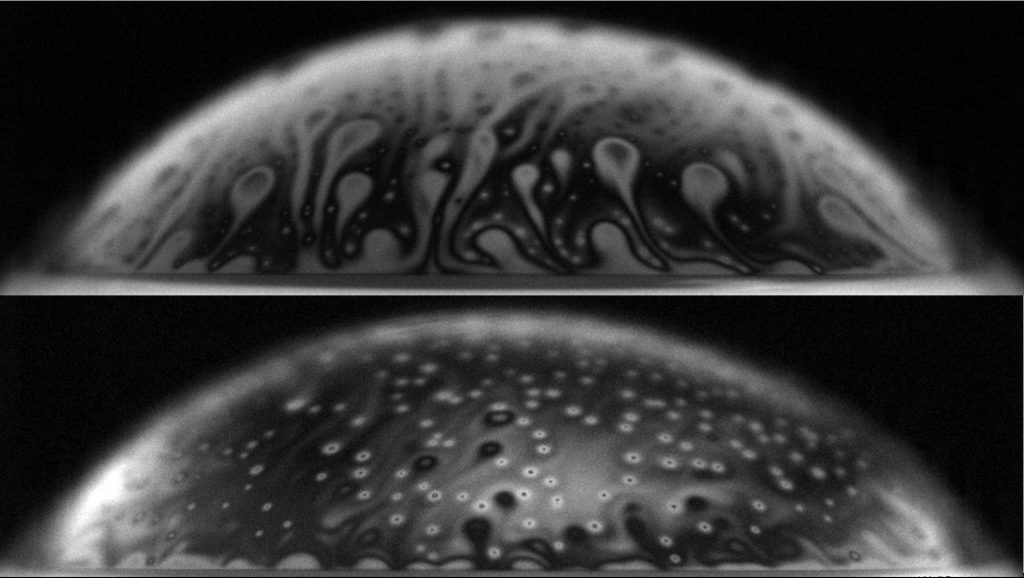 Boven: bubbel van schoon water. Onder: bubbel met E. coli bacteriën, die onder het licht van een natriumlamp oplichten als witte vlekjes. De bubbels zijn in werkelijkheid een paar millimeter groot. Bron: S. Poulain en L. Bourouiba, MIT.