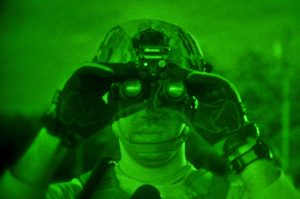 Soldaten gebruiken nachtkijker om in het donker vijanden te kunnen opsporen. Beeld: Wikimedia Commons/Tech. Sgt. Matt Hecht/Released)