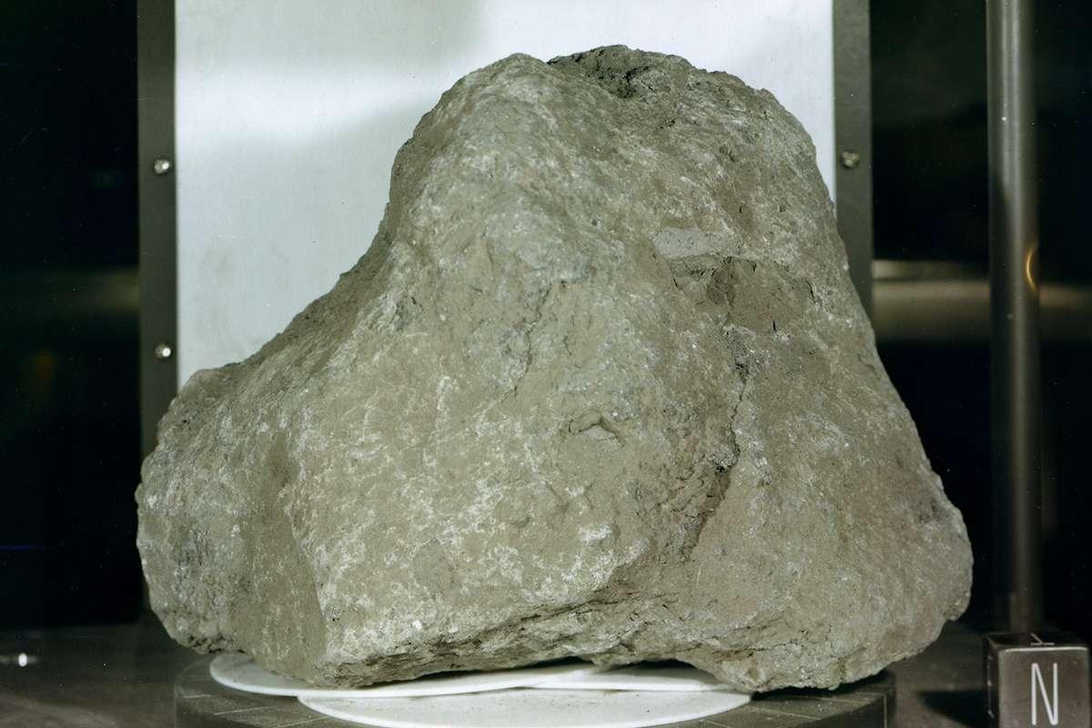 Het stukje graniet zit in een flink stuk maanrots. Beeld: NASA