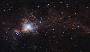 Deze opname van de infrarood-surveytelescoop VISTA van de ESO-sterrenwacht in Chili, is een van de grootste hoge-resolutie afbeelding van de moleculaire wolk Orion A die ooit is gemaakt. Het toont tal van jonge sterren en andere objecten die normaal gesproken verscholen zitten in wolken van stof. Beeld: ESO/VISION survey