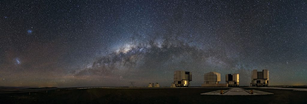 De Melkweg en de twee Magelhaense Wolken (links) boven de Very Large Telescope. Foto: ESO