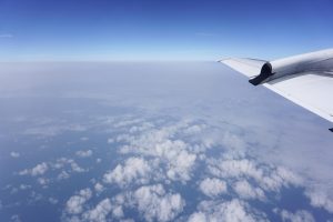 Rook en wolken vanuit vliegtuig
